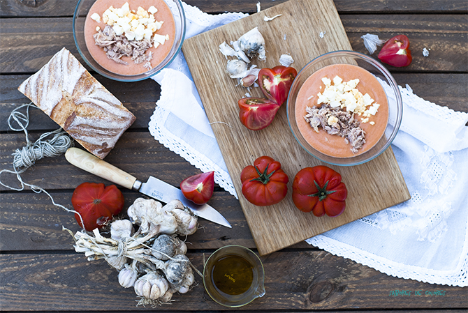 Salmorejo cordobés preparado con tomates raf y acompañado de atún y huevo duro